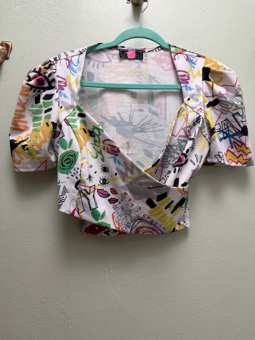 Colorful Graffiti Wrap Crop Top with Puff Sleeves - Multicolor